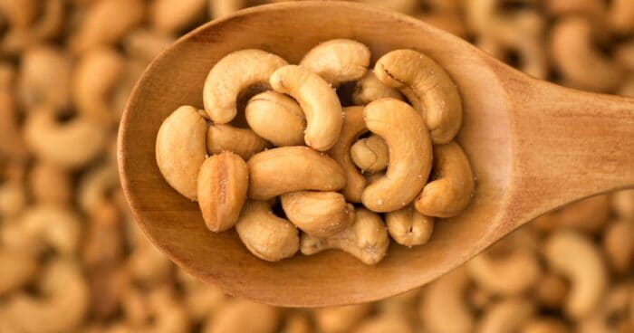 Pražené solené kešu orechy.