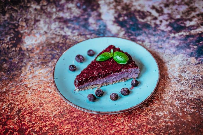 Čučoriedkový cheesecake je dezert, ktorý poteší priateľov, ktorí sa stravujú len raw alebo veganskou stravou.