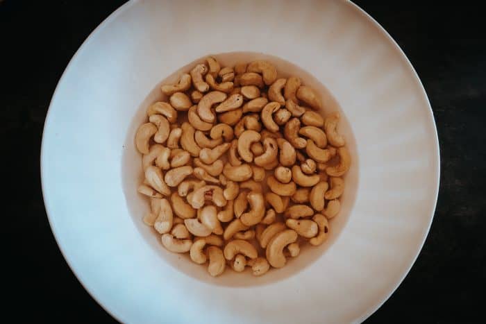 Pred prípravou namočte kešu orechy do vody aspoň na 2 hodiny.