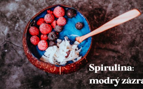 Modrá spirulina je prírodná superpotravina.