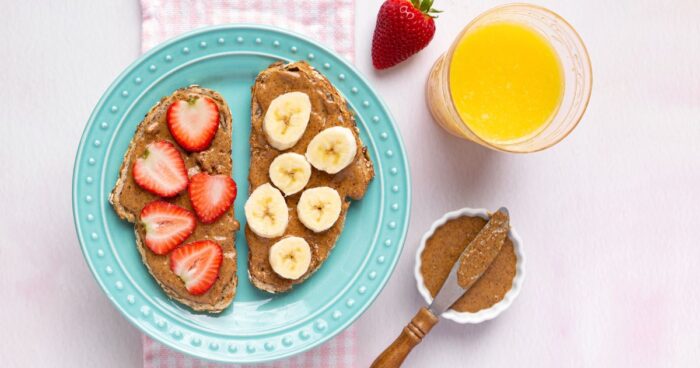 Mandľové maslo je prirodzene trochu sladkasté a orieškové, hodí sa preto do ranných kaší, na čerstvé ovocie a do všetkých zdravých zákuskov, ako sú napríklad plnené košíčky.