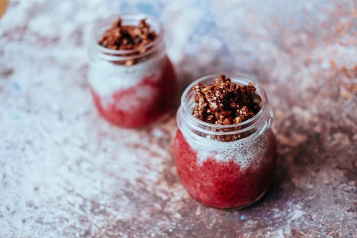 Domácu čokoládovú granolu môžete jesť na raňajky napríklad s jogurtom, kašou alebo s domácim chia pudingom.
