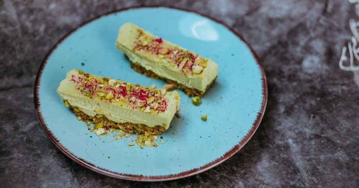 Hotovú pistáciovú raw tortu – hotovú raw tortu ozdobte nasekanými orechmi alebo sušeným ovocím. Bude skvele vyzerať a ešte lahodnejšie chutiť.