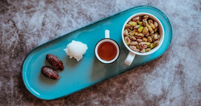 Ingrediencie na korpus nepečenej pistáciovej torty. Bez pridaných sladidiel, sladené iba datľami.