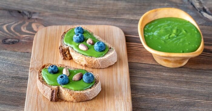 Ak by ste chceli dosiahnuť zelenšiu farbu, odporúčame pistácie olúpať.