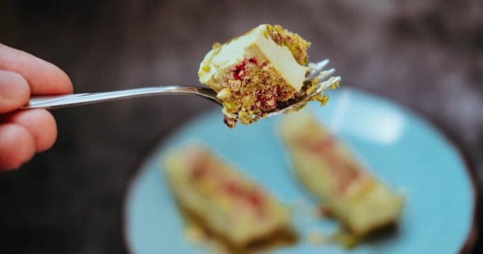 Pistáciovú tortu bez cukru si najlepšie vychutnáte so šálkou dobrej výberovej kávy.