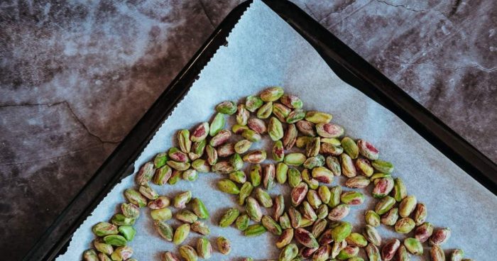 Praženie pistácií v rúre.