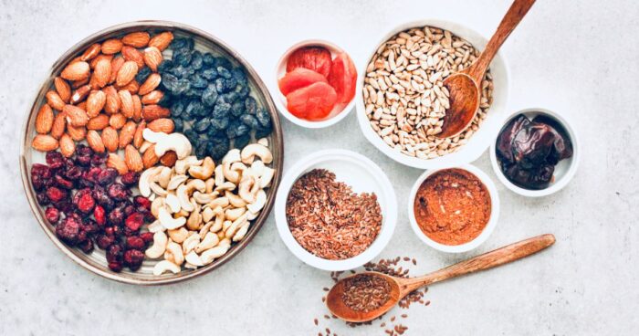 V raw strave sa často objavujú naturálne orechy. Napríklad kešu, mandle alebo arašidy.