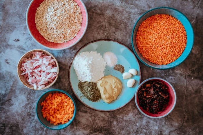 Ingrediencie na sekanú – červená šošovica, ovsené vločky, vajcia, múka, zelenina, horčica a korenie.