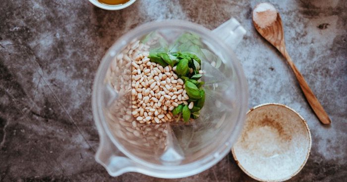 Ingrediencie na pesto v mixéri – ak nemáte píniové oriešky, použite kešu, mandle alebo pekanové orechy.