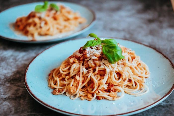 Hotová omáčka z červenej šošovice výborne chutí s cestovinami, napríklad so špagetami.