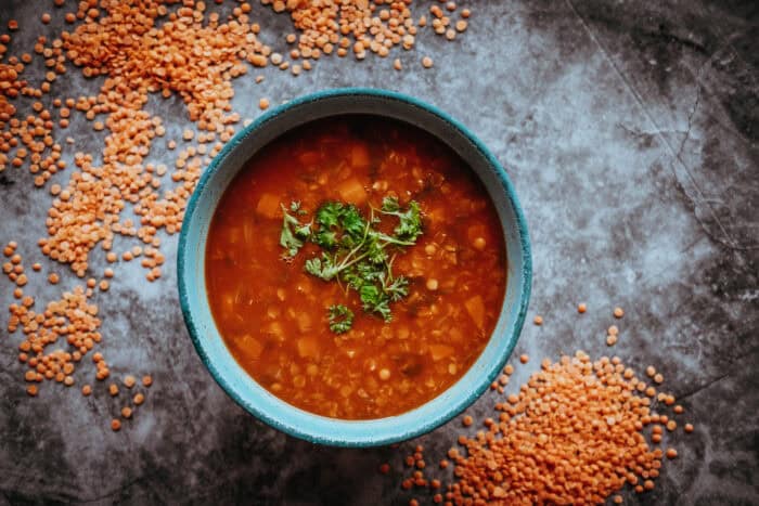 Červená šošovica je jedna z mála strukovín, ktorá nenadúva, pretože jej chýba šupka, ktorú iné druhy šošovky majú.