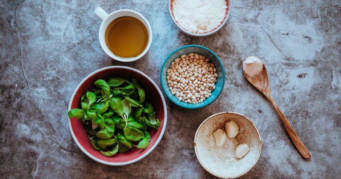 Ingrediencie na prípravu talianskeho bazalkového pesta – bazalka, cesnak, píniové oriešky, olivový olej a parmezán.