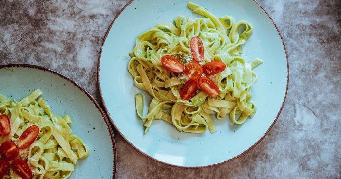 Pesto môžete pridať do akéhokoľvek jedla, ku ktorému sa hodí bazalka. Napríklad na cestoviny sa skvele hodí akékoľvek pesto (bazalkové alebo rukolové pesto).