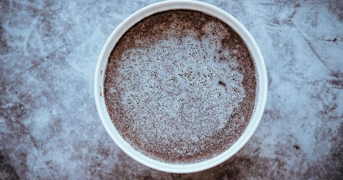 Najprv ponorte jeden hrnček maku do štyroch hrnčekov vody a nechajte cez noc máčať.