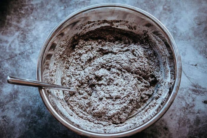 Mokré ingrediencie do bábovky z maku.