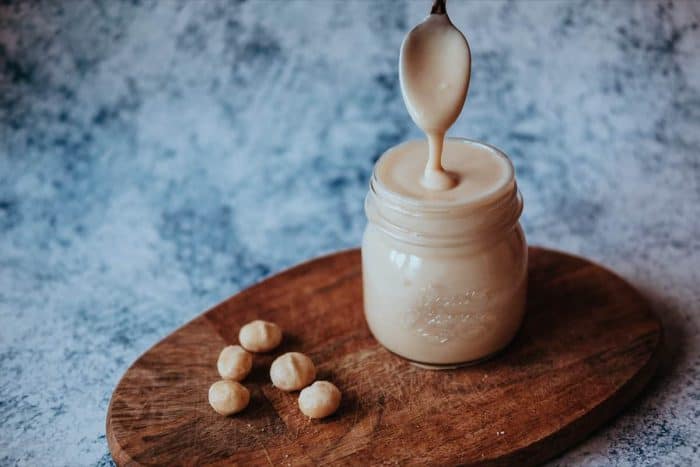 Makadamové maslo chutí najlepšie z opražených makadamových orieškov.