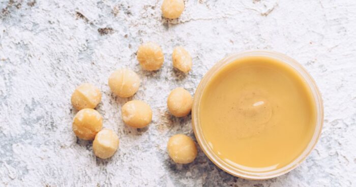 Hotové domáce makadamové maslo skladujte v uzavretom pohári alebo inej nádobe v chladničke.