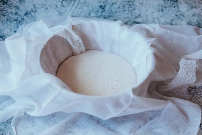 Cadenie makadamového mlieka – domáce mlieko z makadamových orechov.