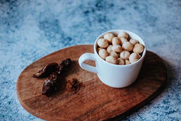 Na makadamové mlieko budete potrebovať len makadamové orechy, vodu, datle, škoricu a vanilku.