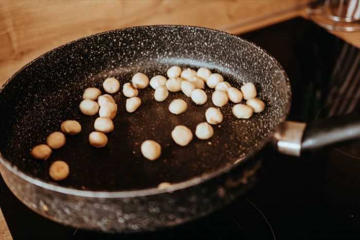 Praženie makadamových orechov. Pražením makadamových orechov získate chutnejší a lahodnejší základ pre domáce sušienky.