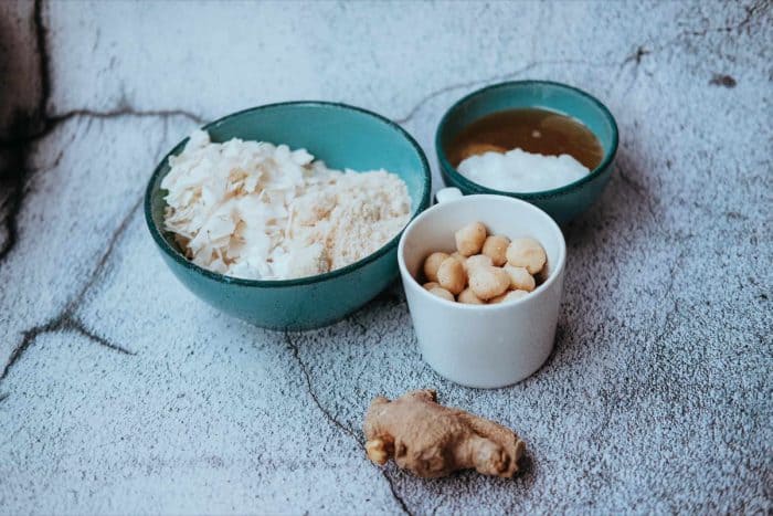 Ingrediencie na zdravé sušienky pre deti: Mandľová múka, kokos, zázvor a kokosový olej.