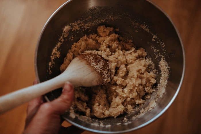 Konzistencia cesta na sušienky by nemala byť riedka, ale skôr lepkavá.