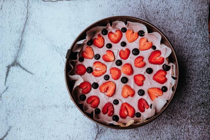 Hotovú jahodovú tortu po odležaní v chladničke môžete servírovať.