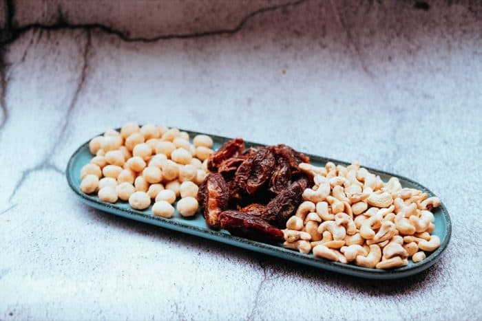 Suroviny na korpus – iba kešu, makadamové orechy a sušené datle.