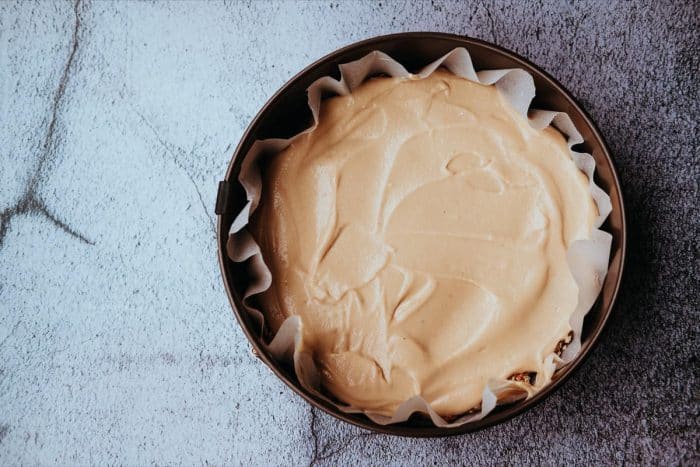 Krémová vrstva raw jahodovej torty bez cukru.