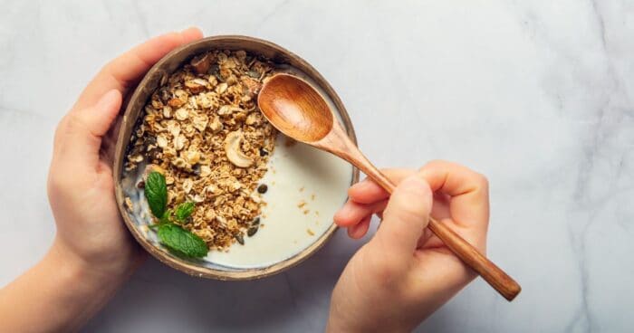 Ako každé orechové maslo aj toto skvelé maslo z para orechov sa hodí na dochutenie raňajok, napríklad granoly s jogurtom.