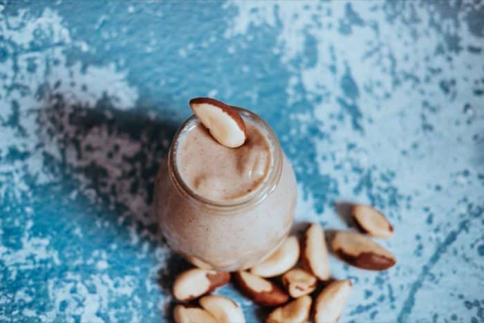 Hotové maslo z para orechov je lahodné len tak na lyžičku alebo do zdravých dezertov.