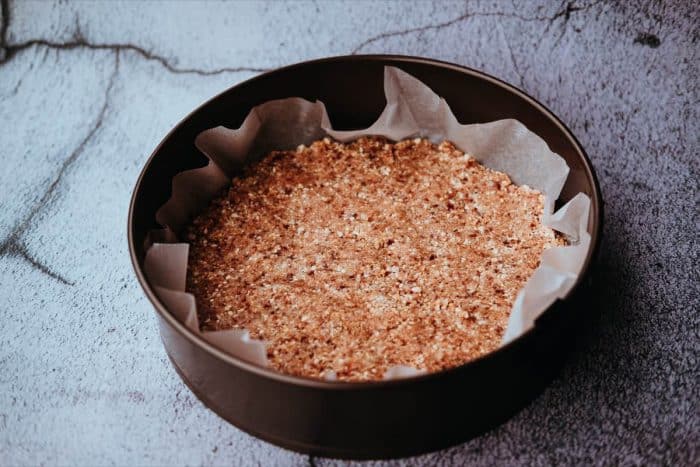 Prvú vrstvu torty stačí vložiť na dno tortovej formy.