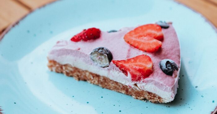 Nepečená jahodová torta sa skvele hodí ako torta k narodeninám.