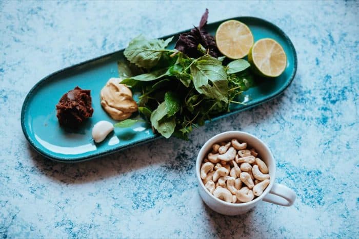 Ingrediencie na najlepšiu taliansku horčicovú zálievku na šalát z kešu.