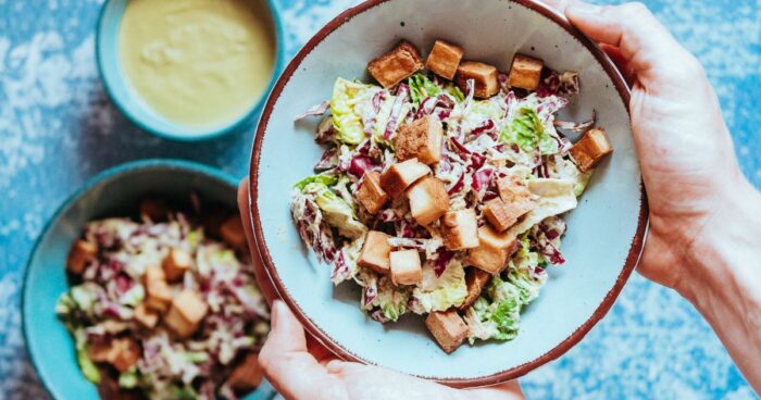 Zálievku z kešu orechov môžete použiť do akéhokoľvek letného zeleninového šalátu.