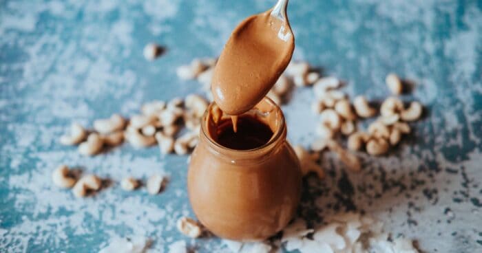 Hotové domáce kešu maslo s kokosom.