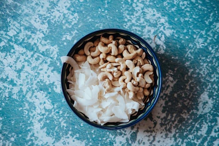 Suroviny na domáce maslo z kešu s kokosom – iba kokos, kešu orechy a soľ.