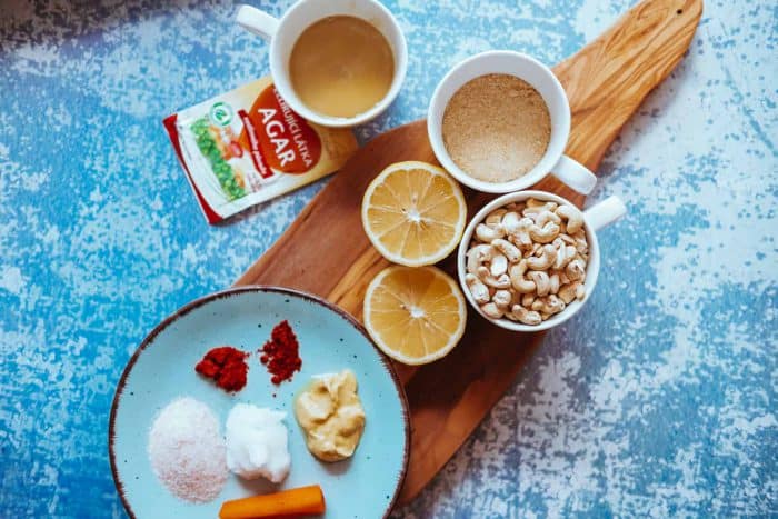 Ingrediencie na vegánsky syr – základom sú kešu orechy, kokosový olej, lahôdkové droždie a korenie.