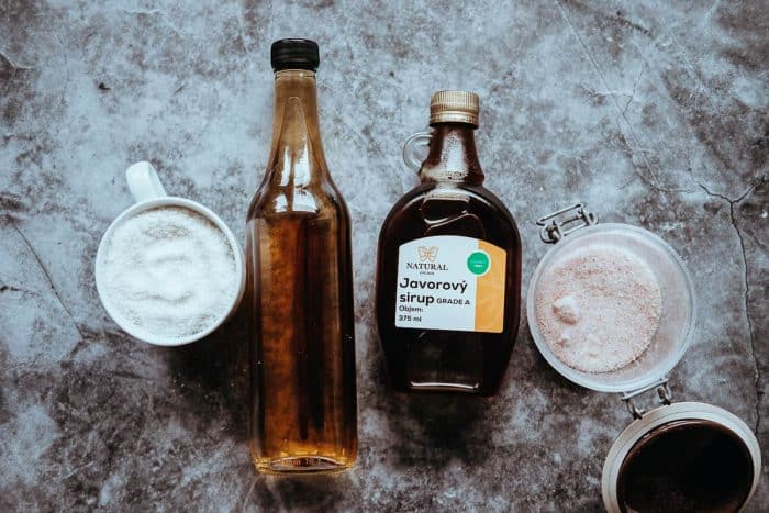 Suroviny na kokosové mlieko. Suroviny na kokosové mlieko – strúhaný kokos, javorový sirup, voda, škorica a soľ.