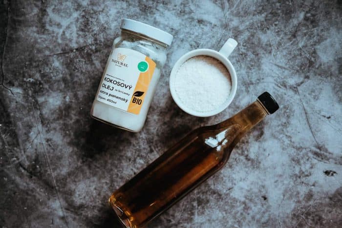 Aké suroviny potrebujete na kokosové maslo? Potrebujete len strúhaný kokos, kokosový olej, vanilku a sladidlo.