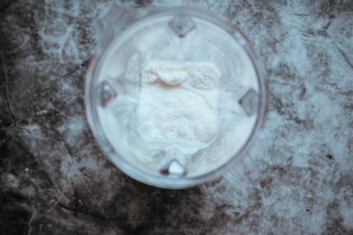 Aby vzniklo jemné orechové maslo, je potrebné všetko rozmixovať v mixéri. Vznikne potom dokonalé maslo.