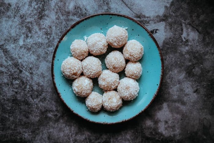 Nemáte čas piecť koláčiky na Vianoce? Nezúfajte, vyskúšajte tieto nepečené Raffaello guľky.