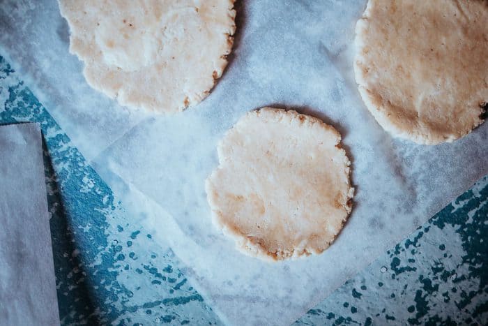 Cesto vyberieme z chladničky a rozdelíme na 6 guliek. Tie vyvaľkáme na tenké placky.