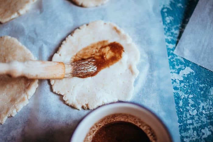 Placky potrite zmesou kokosového oleja s mletou škoricou a sladidlom.
