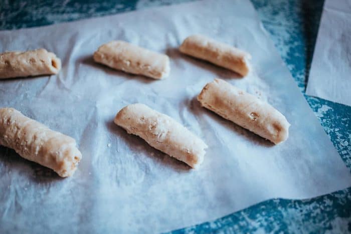 Škoricové slimáky položte na plech a pečte vo vyhriatej rúre pri teplote 180 °C 15 – 20 minút. Kým sa slimáky pečú, pripravte polevu.