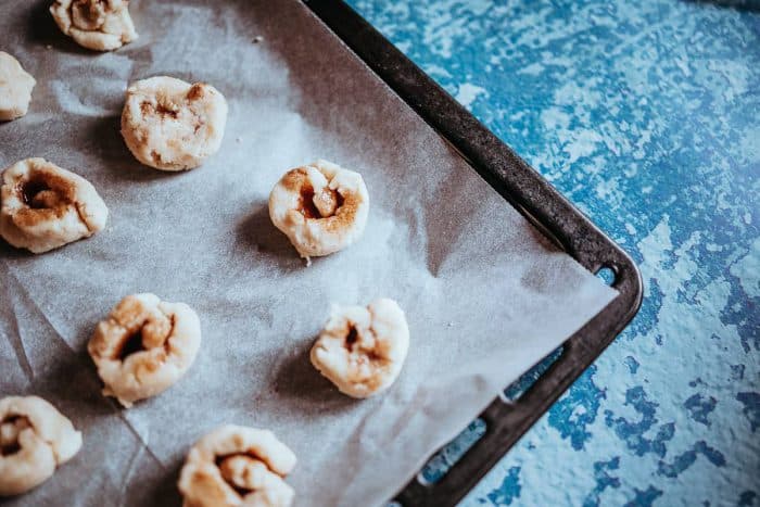 Škoricové slimáky položte na plech a pečte vo vyhriatej rúre pri teplote 180 °C približne 15 – 20 minút. Kým sa slimáky pečú, pripravte polevu.