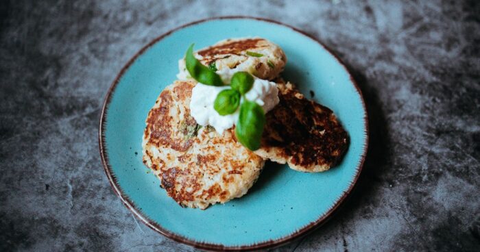 Na hotové karfiolové placky pridajte jogurtový alebo cesnakový dip.