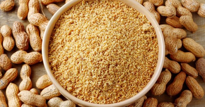 Arašidovú múku si môžete ľahko vyrobiť doma z naturálnych arašidov.