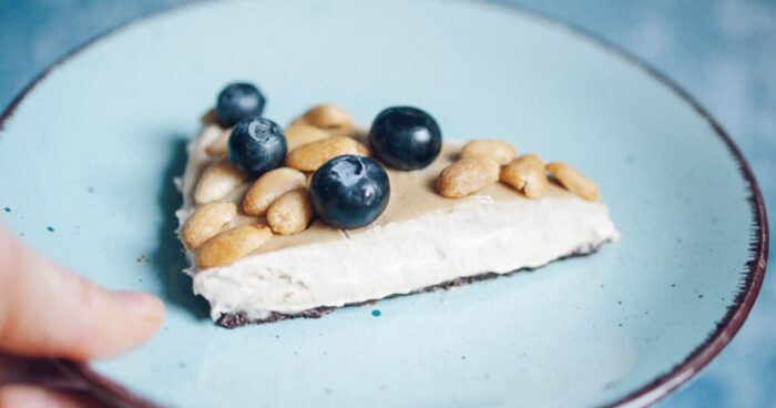 Do krému torty sa pridáva ku kešu orechom aj lahodné arašidové maslo.